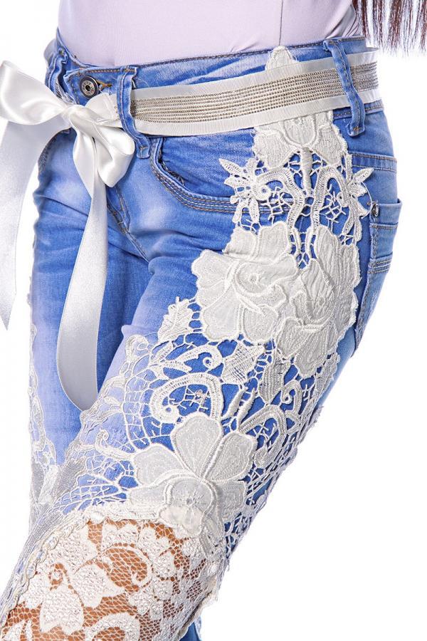 Capri-Jeans mit Spitze blau/creme